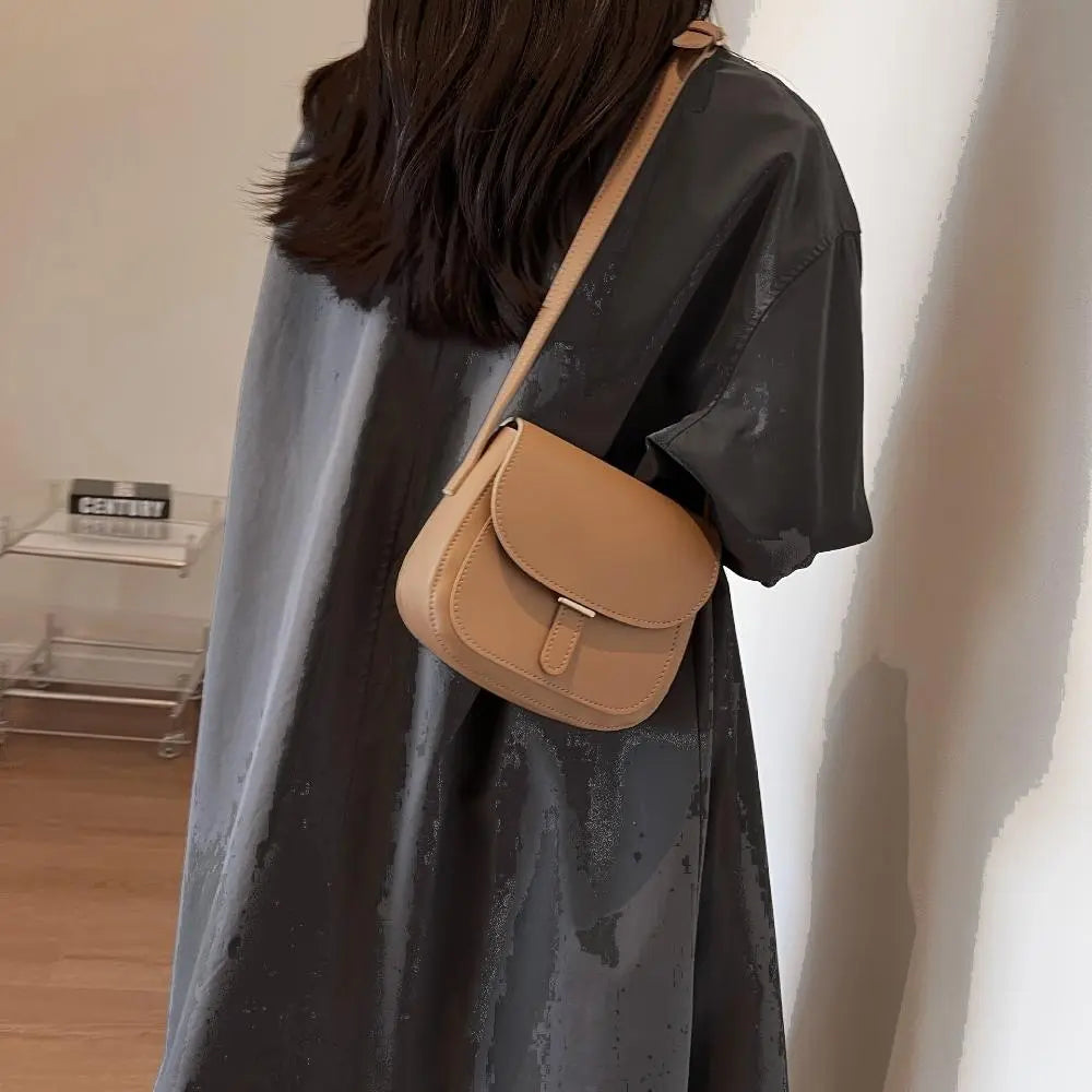 Geantă crossbody Amelia Retro în formă de saici