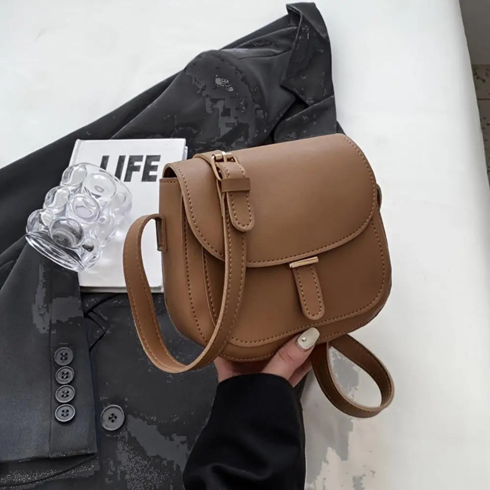 Geantă crossbody Amelia Retro în formă de saici