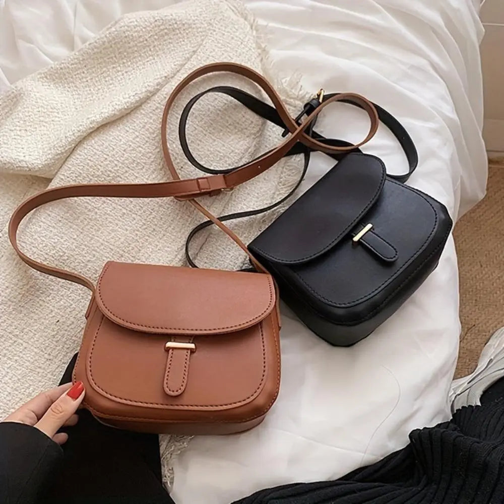 Geantă crossbody Amelia Retro în formă de saici