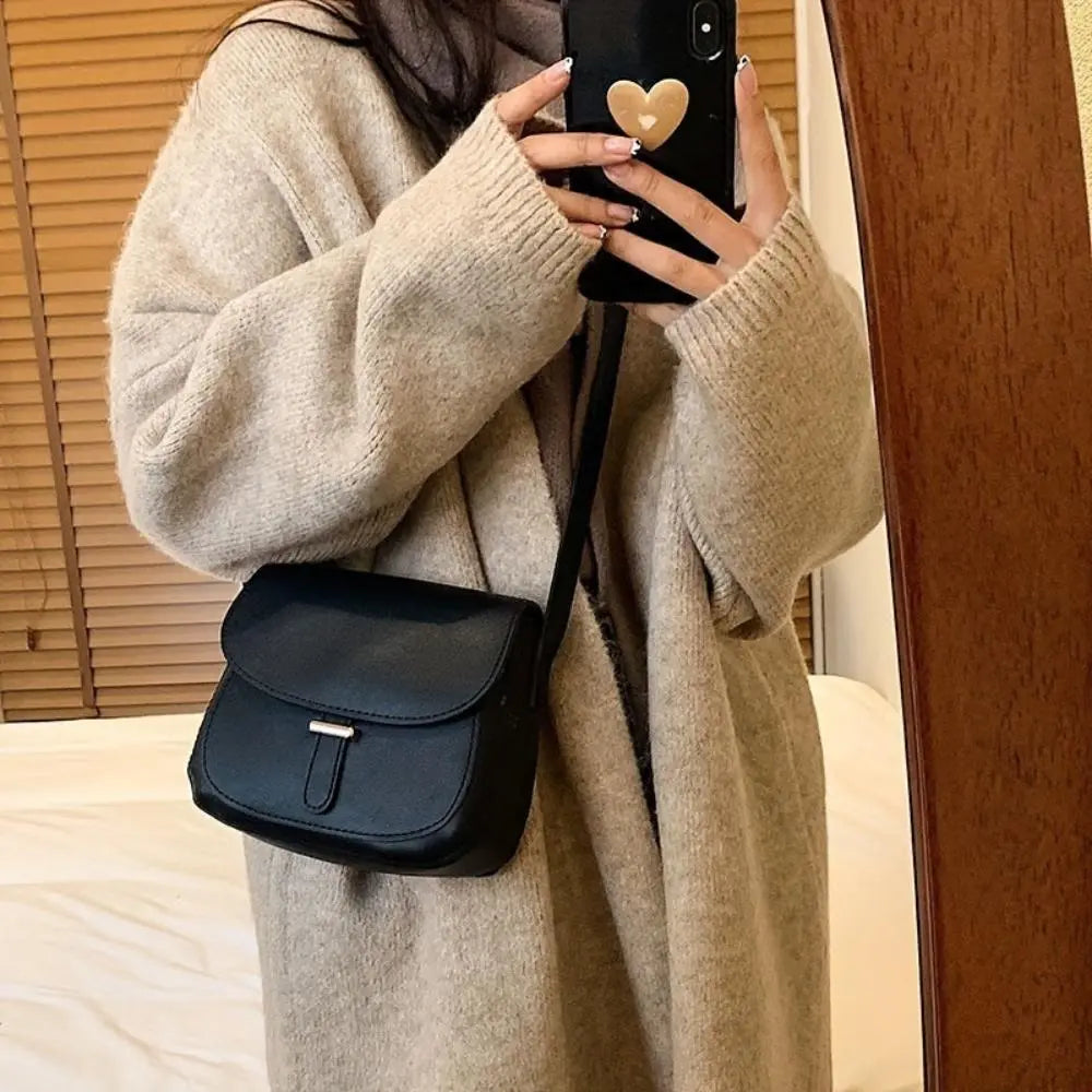 Geantă crossbody Amelia Retro în formă de saici