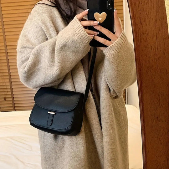 Geantă crossbody Amelia Retro în formă de saici