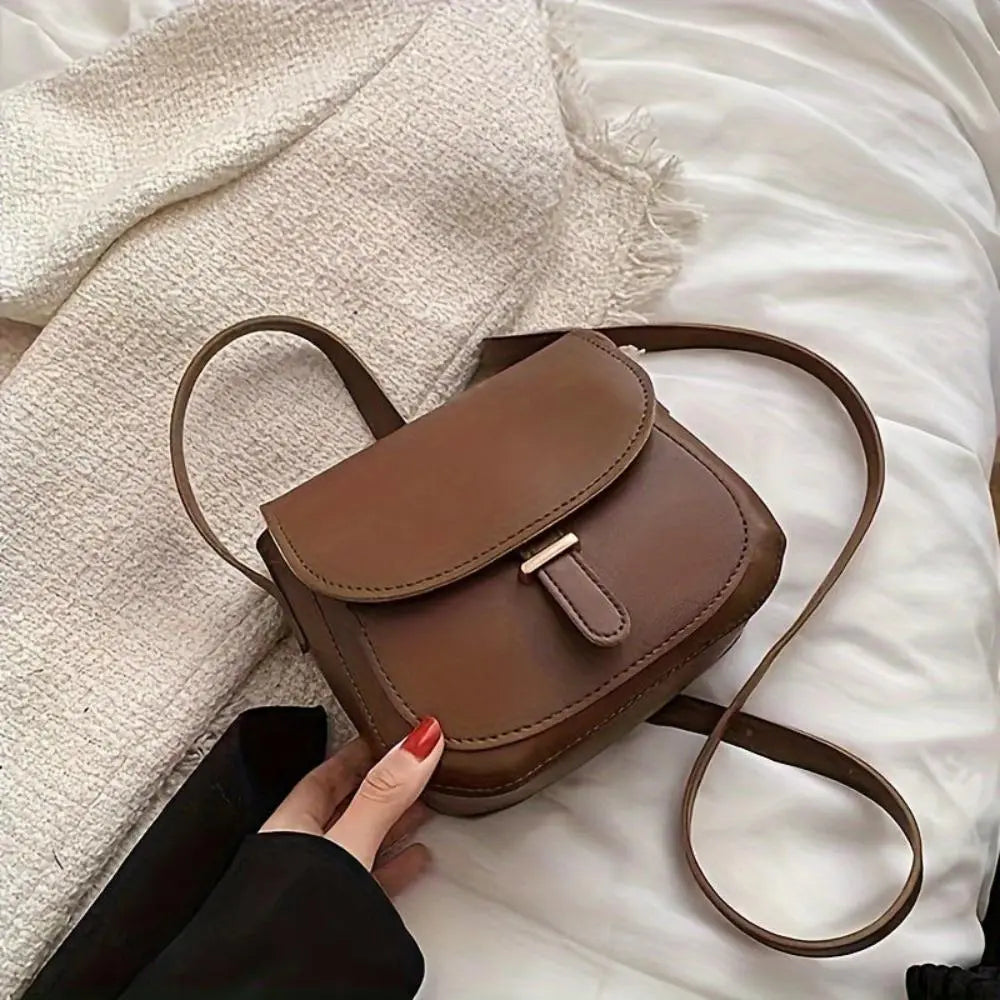 Geantă crossbody Amelia Retro în formă de saici
