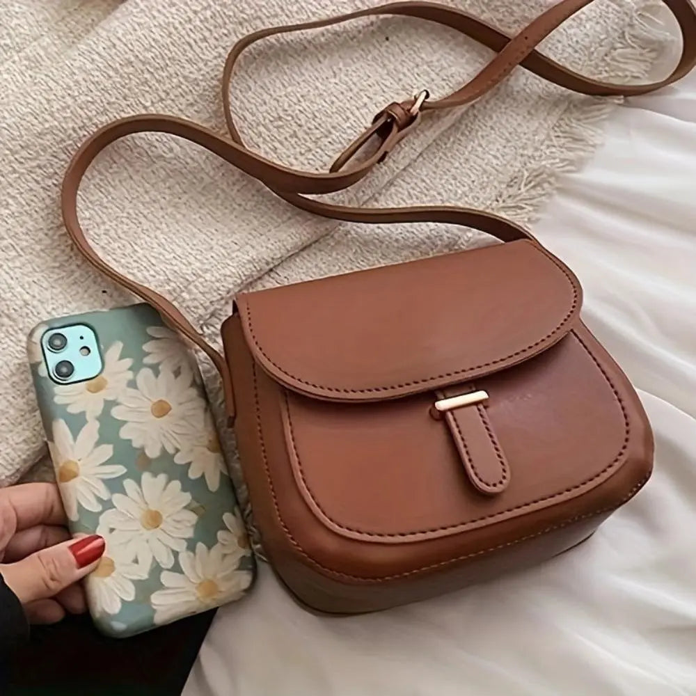 Geantă crossbody Amelia Retro în formă de saici